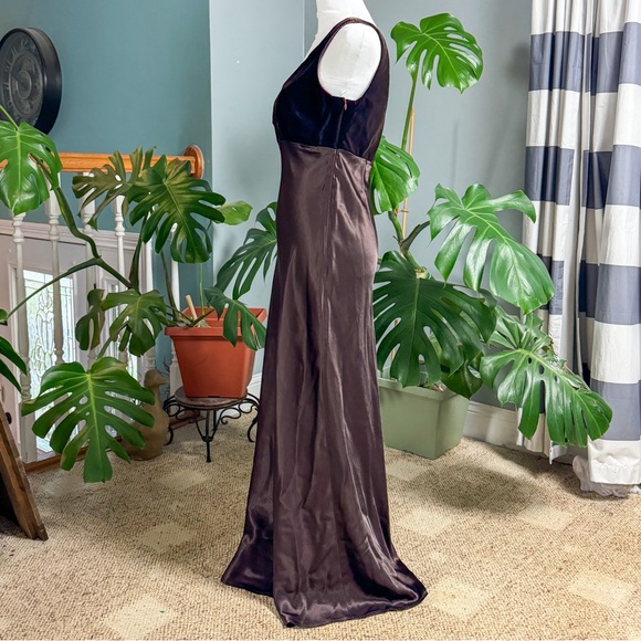 Vintage 90’s Brown Sleeveless Gown - Picture 4 of 9